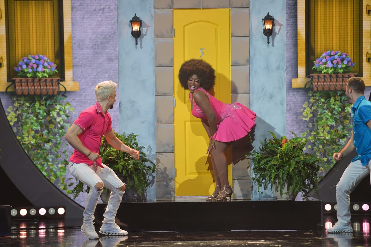 "Amara lo hizo espectacular", le dijo presentadora a la cantante, una vez que terminó su número.