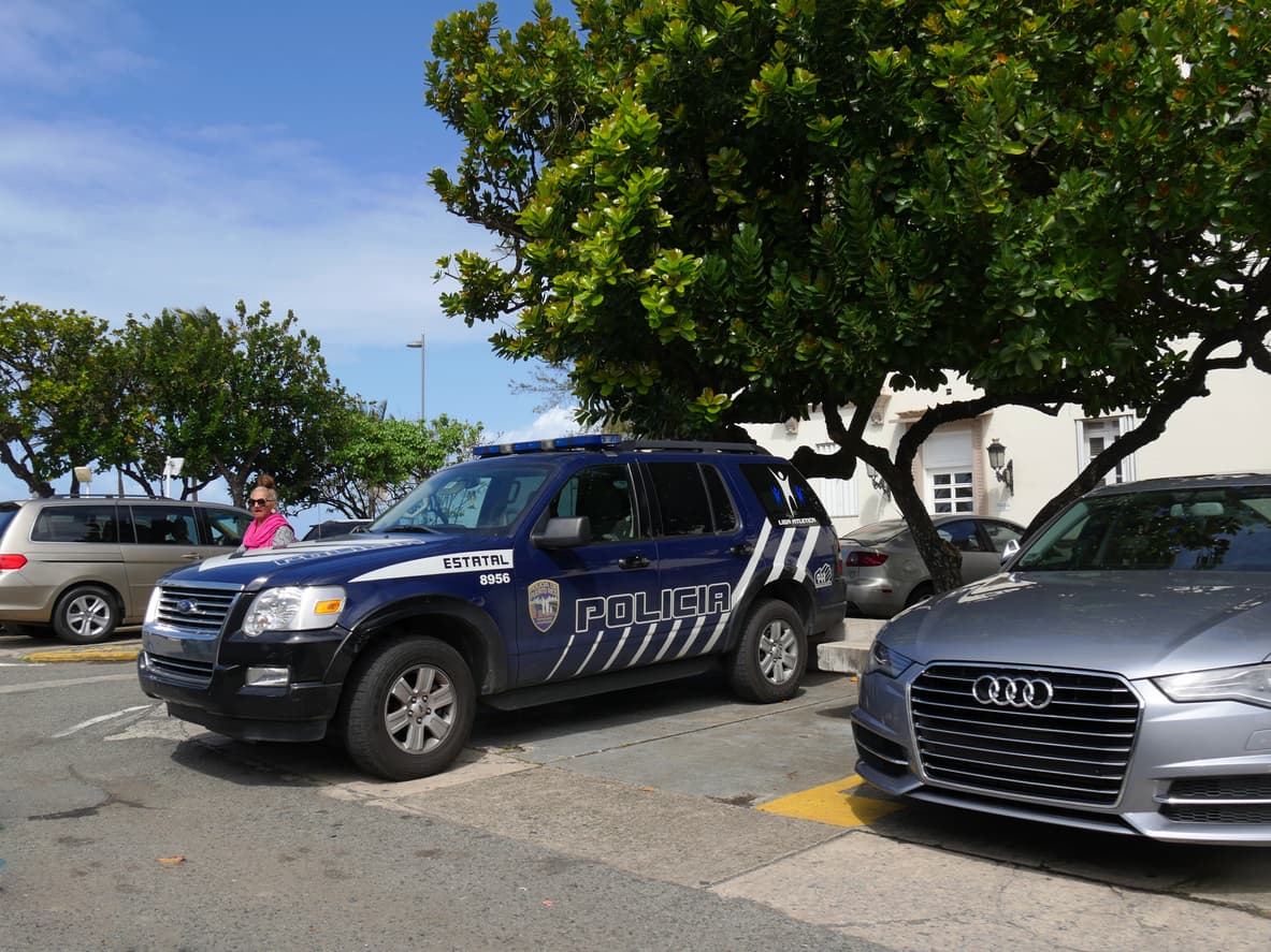 Un hombre atropella a un peatón y continúa circulando con parte del cuerpo desmembrado sobre su coche