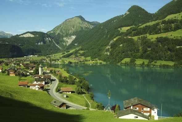 Desde el Palacio Federal, el pueblo de Heidi y la red ferroviaria. El toque maravilloso: 15,000 especies de flores y 1,500 árboles adornan el paisaje.