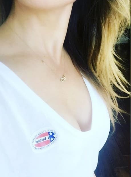 Hace unos días la actriz reveló esta otra imagen, en donde invitaba a votar y mostrando este ángulo.