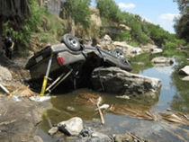 En esta otra imagen que compartió ICE, los funcionarios aseguran que los contrabandistas saltaron de la camioneta antes de que esta cayera al río, abandonando dentro del vehículo al "cargamento" que en realidad eran seres humanos.