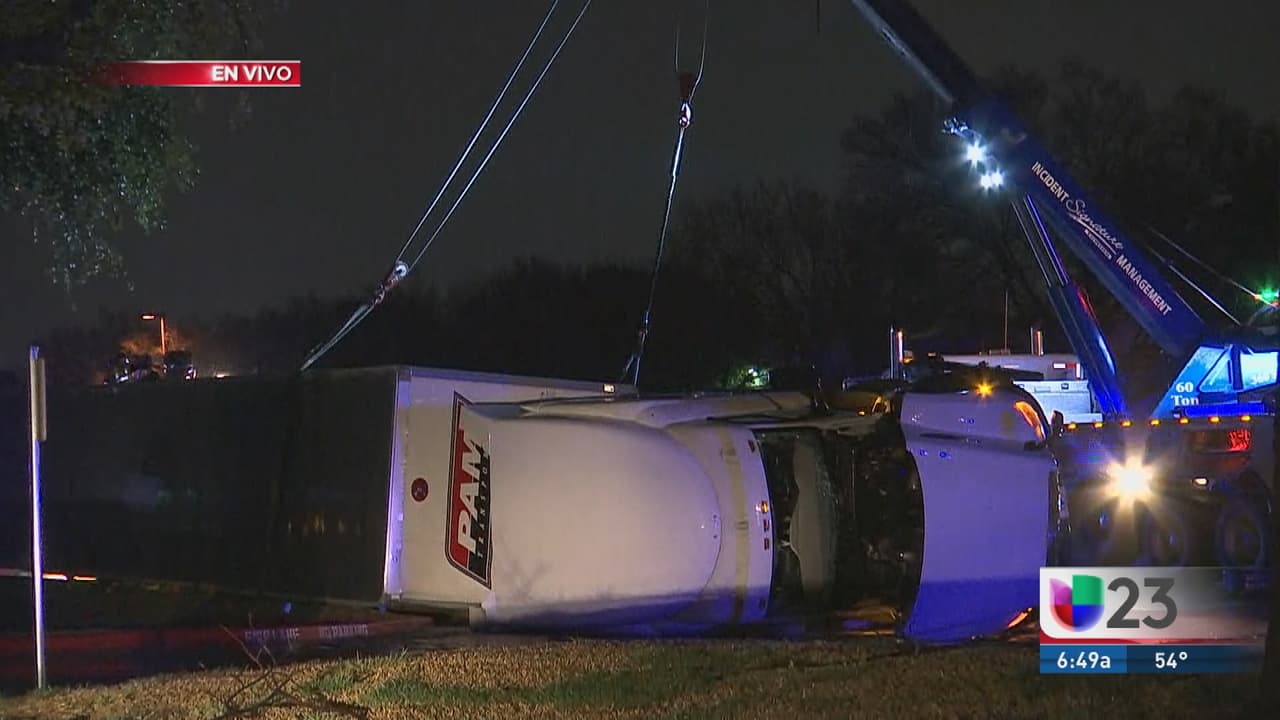Camión volcado en Irving debido a las fuertes ráfagas registradas por el paso de la tormenta el miércoles 13 de marzo de 2019.