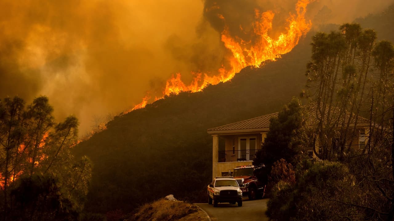 Múltiples incendios queman 38,000 acres y obligan a evacuaciones en varios condados del Área de la Bahía