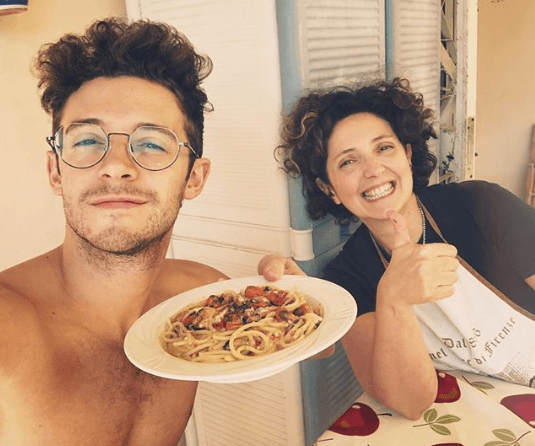 Sus platillos favoritos son la pizza y la pasta.