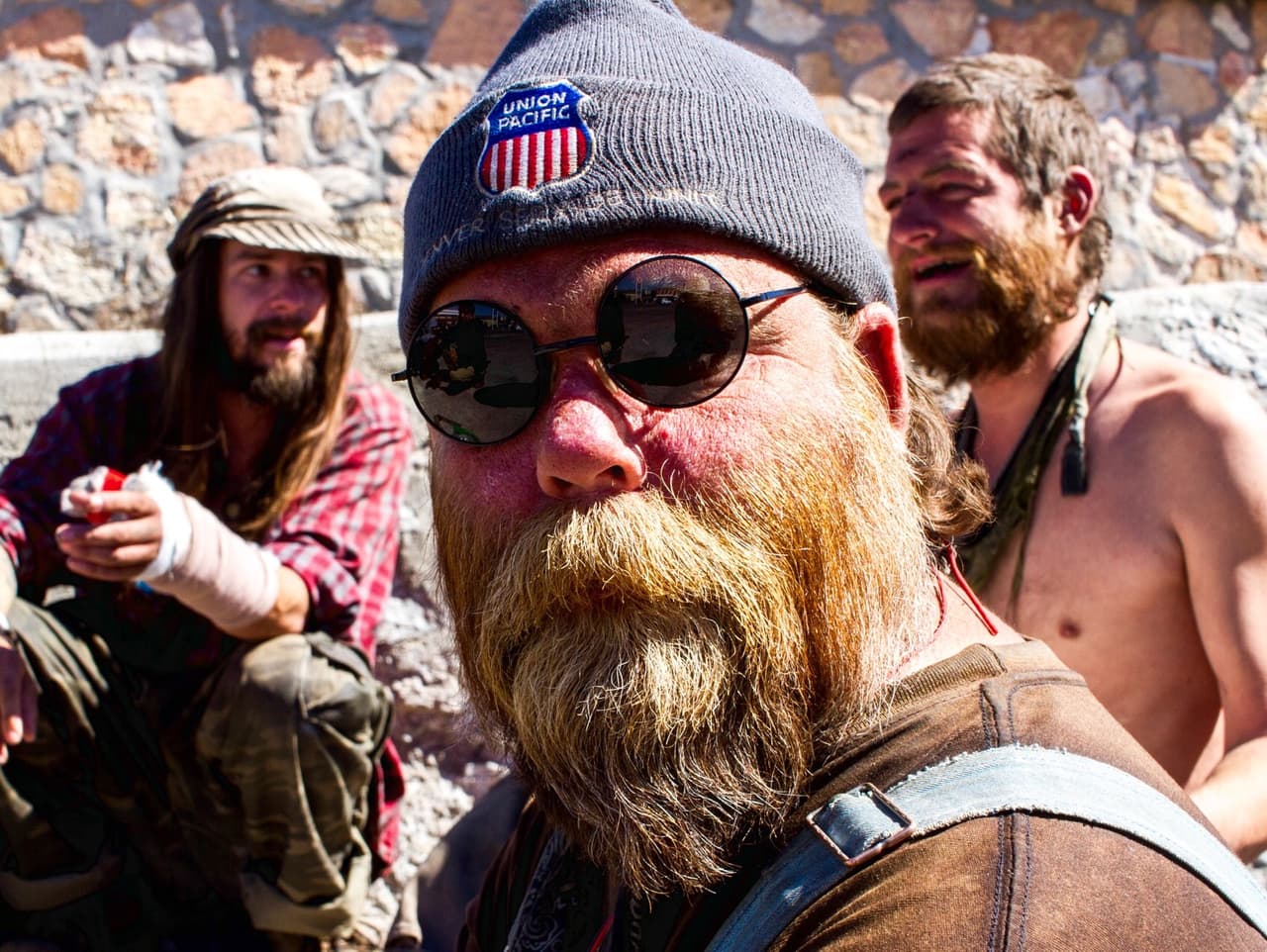 "En El Paso, Texas llegamos a una gasolinera donde nos dimos cuenta de un grupo de hombres que estaban fumando. Resulta que todos estos tipos viven en el tren. Ellos viven un estilo de vida de vagabundos. Cuando suben a un tren, no saben a dónde se dirige. Todos vinieron aquí en un tren de Arizona y saltaron del tren cuando llego a El Paso. 'Hemos estado aquí por alrededor de un mes y la gente sigue dándonos dinero, así que nos quedamos aquí', compartieron con nosotros".
