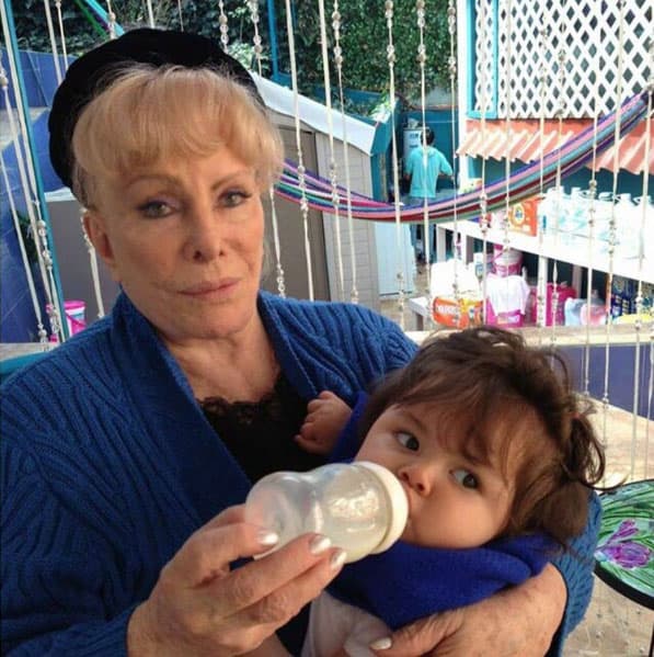 La madre de 
<b><a href="https://www.univision.com/famosos/oraciones-emotivos-mensajes-y-un-nieto-ausente-asi-ha-sido-el-duelo-de-la-familia-castro-a-6-dias-de-la-muerte-de-dona-socorro-fotos">Verónica Castro</a></b> estuvo presente a través de un enlace, por lo que su nieto aprovechó para agradecerle su apoyo.
<br>