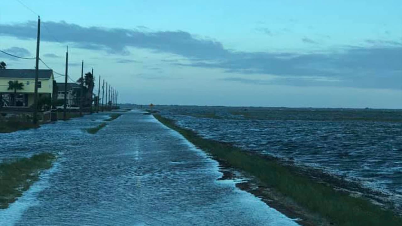 En el condado Brazoria, las autoridades indicaron que algunas zonas de la Blue Water Highway están inundadas por las altas mareas que produce Beta.
