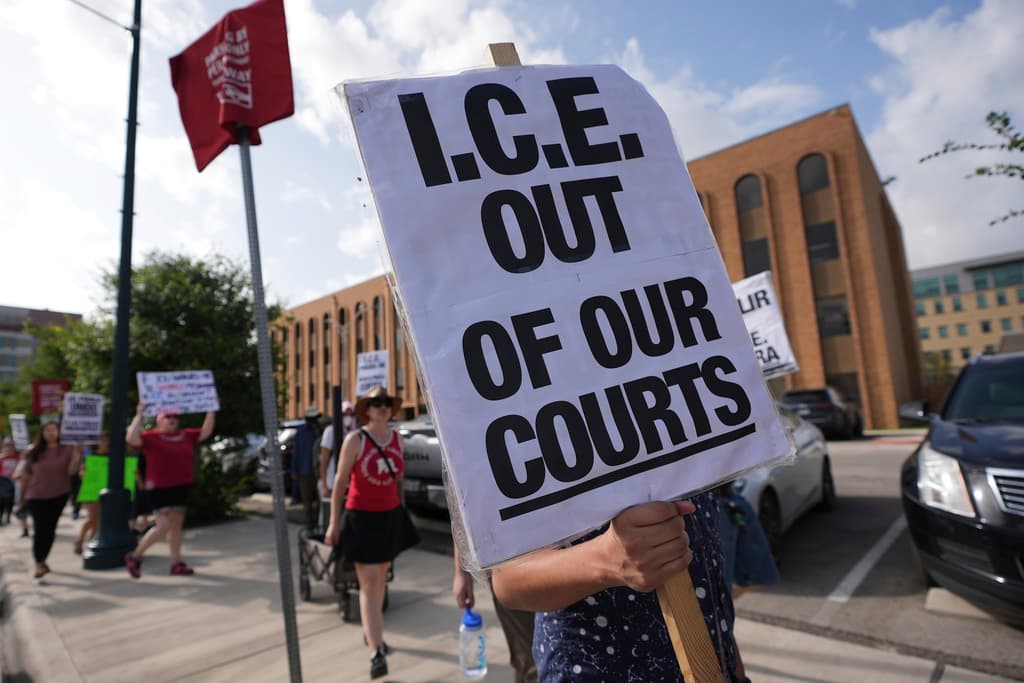 La ofensiva del gobierno de Trump contra la inmigración legal en EEUU