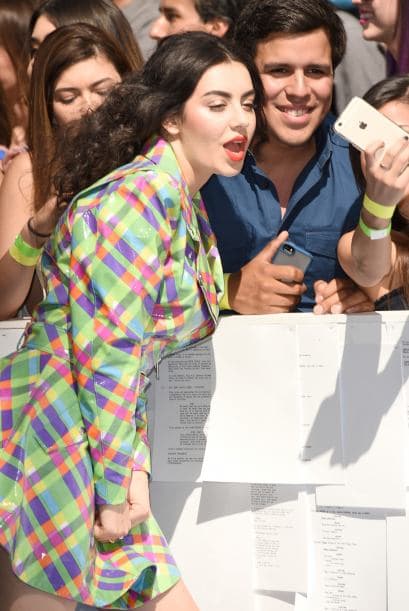 Se detuvo a saludar a sus fans y tomarse fotos.