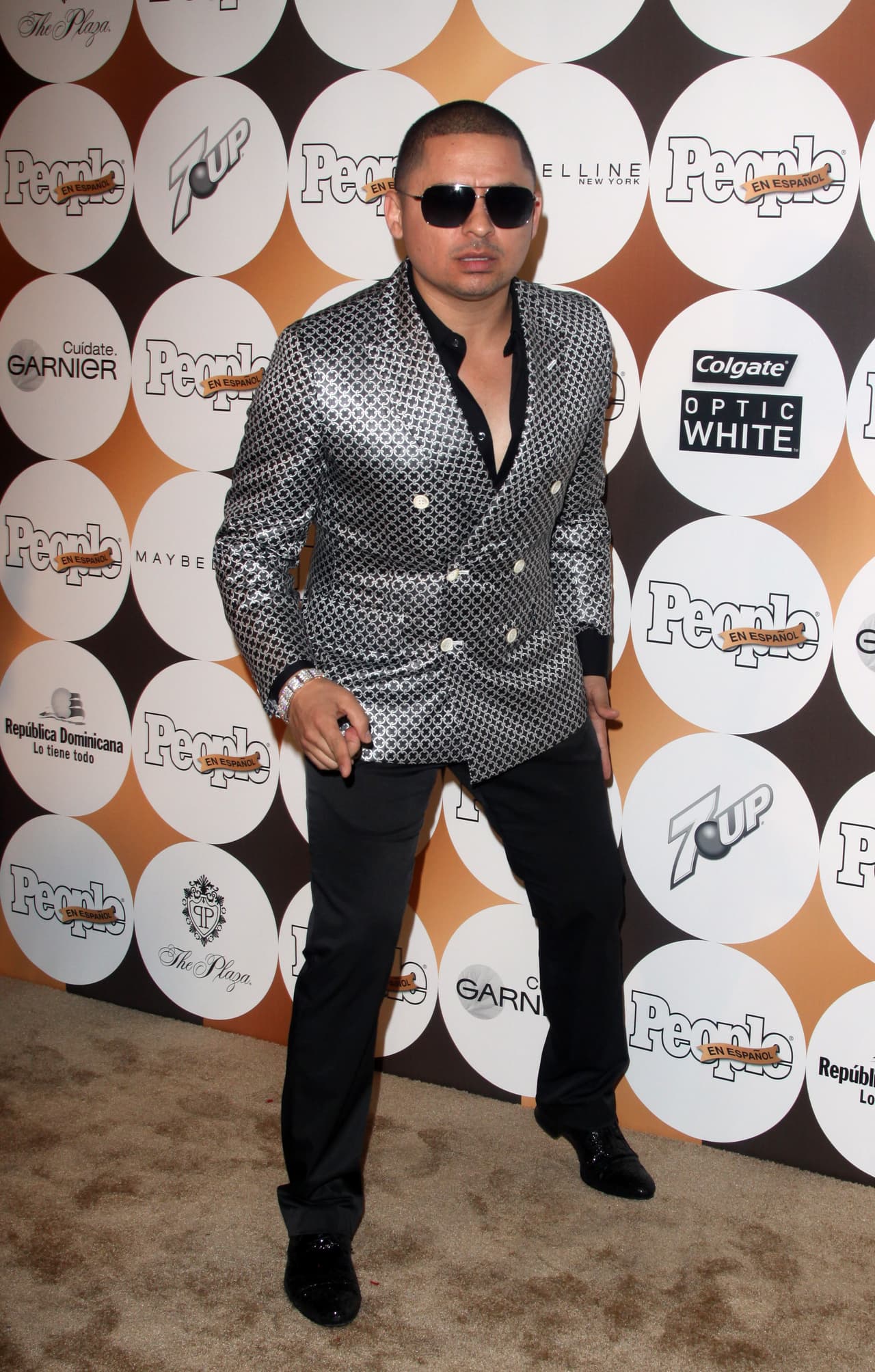 La revista TVyNotas reportó que el cantante lanzó varios insultos a un par usuarios de Facebook que lo tacharon de 'grosero' y 'malhablado'.