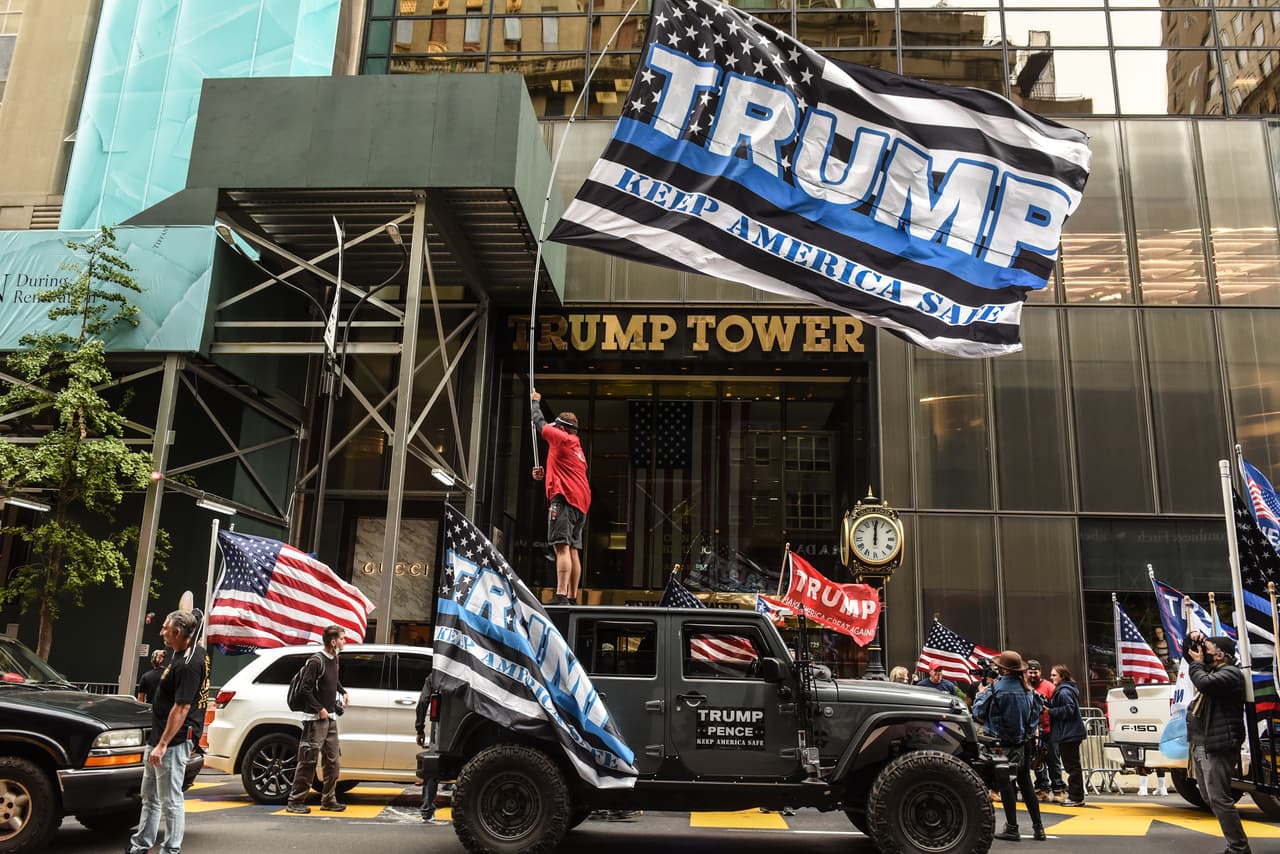 Un grupo de simpatizantes del presidente 
<b>Donald Trump</b> se reunieron frente la Torre Trump en 
<a href="https://www.univision.com/temas/nueva-york">Nueva York</a> el 11 de octubre.