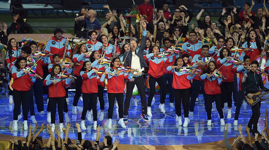 Sabías que la edición del 50 de este torneo, la Orquesta Juvenil de Los Ángeles (YOLA, por sus siglas en inglés) dirigida por Gustavo Dudamel, acompañó a la agrupación Coldplay en el estadio Levi's de la ciudad de Santa Clara, CA, donde se enfrentaron las Panteras de Carolina y los Broncos de Denver.