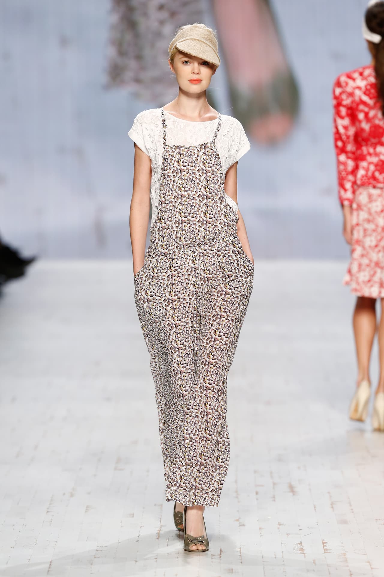 Los estampados también funcionan bien para esta prenda, y los accesorios completan 'outfits' súper 'chic'.