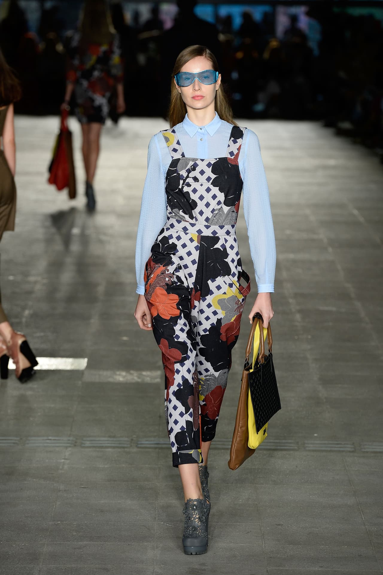 Los estampados en los overalls llegan con todo esta temporada.