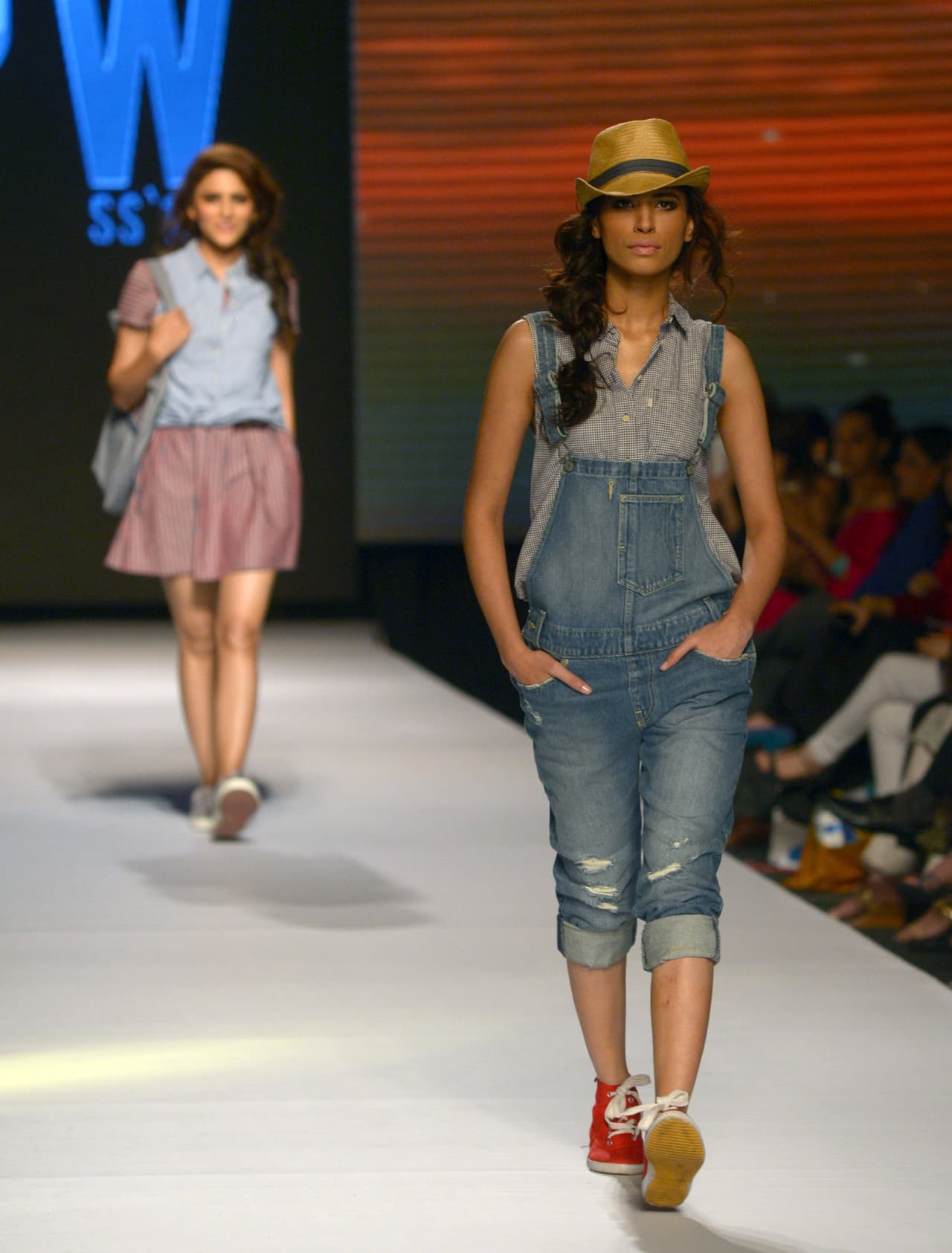 También existen los que rebasan la cintura y dejan ver esa ‘T-shirt’ que te encanta usar.