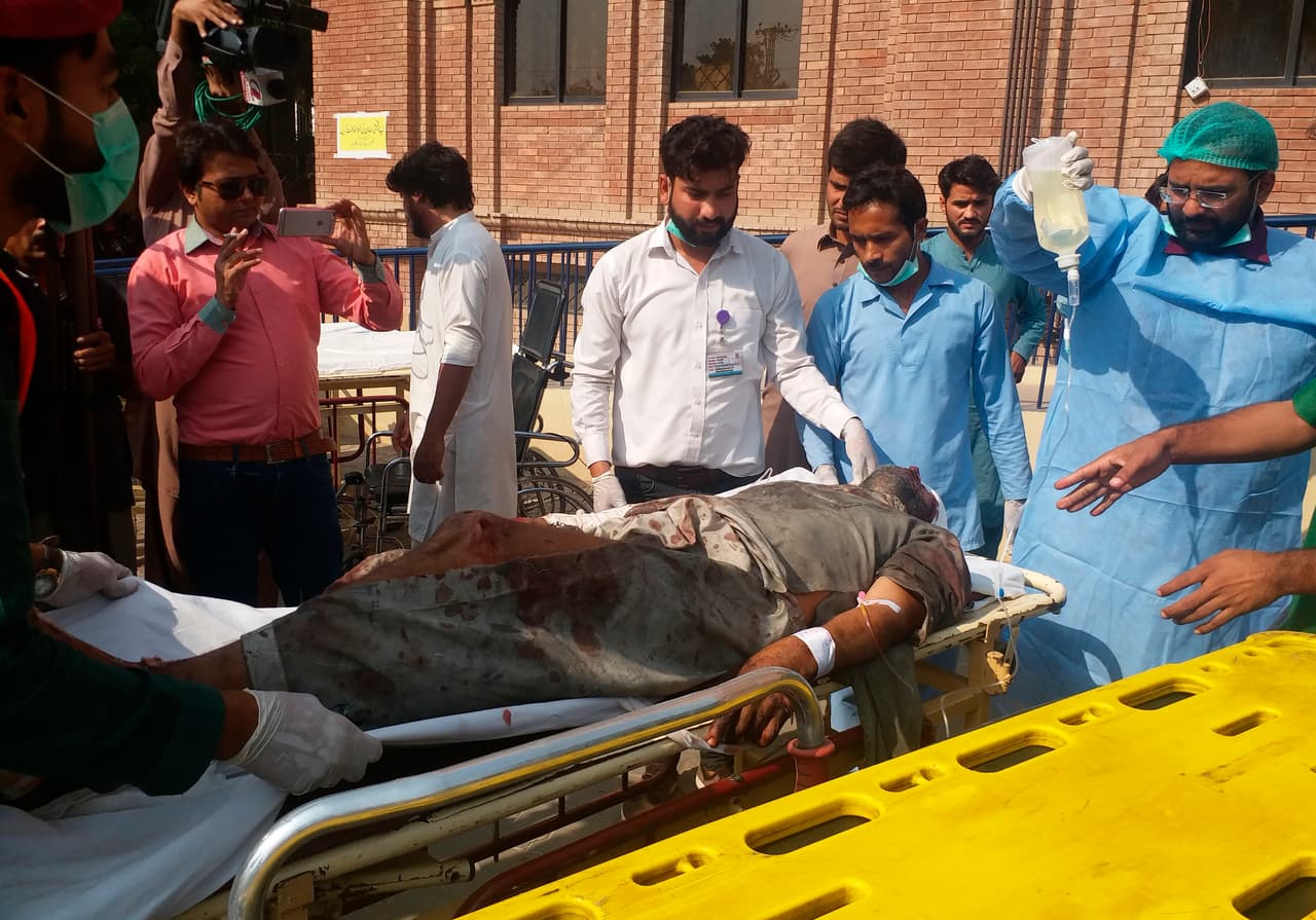 Los accidentes de trenes en Pakistán son frecuentes, resultado de una infraestructura ferroviaria deficiente y la negligencia de las autoridades y los pasajeros, que violan las normas de seguridad. En ese país es normal que los pasajeros, en especial los más pobres, traigan sus propios hornillos de gas para cocinar a pesar de que están prohibidos. El pasado mes de julio, otro tren de pasajeros se estrelló contra uno de carga matando al menos a 20 personas e hiriendo a 74.