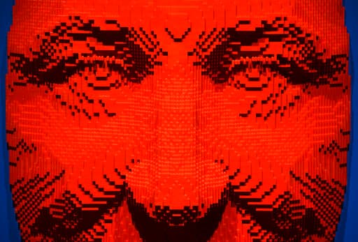 La escultura "Facemask", es el retrato del propio artista Nathan Sawaya construída con 10,770 bloques de LEGO. 
<br>
<br>