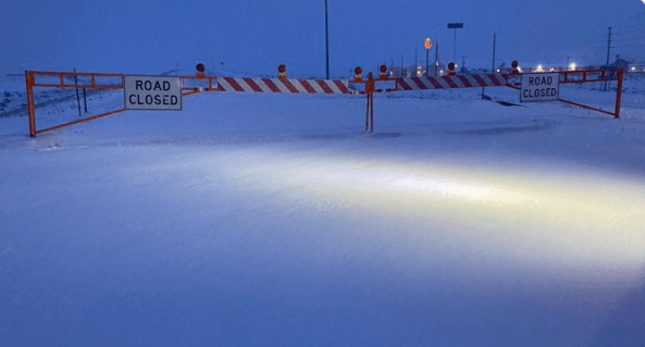 Las vías han sido cerradas por precaución. Las autoridades de Colorado recomiendan a los viajeros llevar ropa extra, botas de nieve y mantas, además de algo de comida y agua en caso de que deban refugiarse en sus vehículos durante algún tiempo.