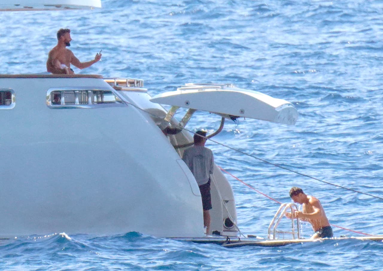 Mientras que sus amigos optaron por darse un chapuzón en el mar, el cantante prefirió quedarse en el navío.