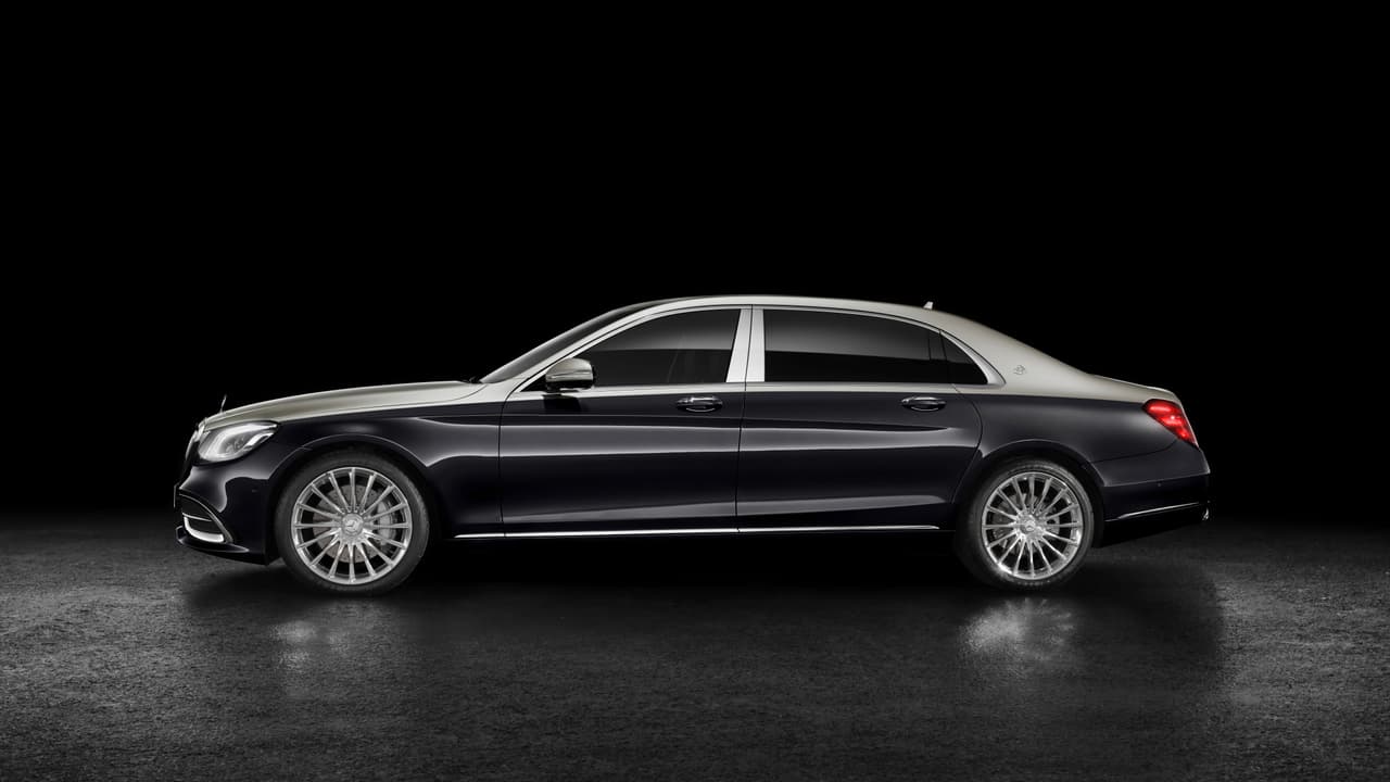 Con una
<b> longitud total 215 pulgadas</b> y una
<b> distancia entre ejes de 132.5 pulgadas</b>, el Mercedes-Maybach Clase-S 2019 supera al Mercedes-Benz Clase-S sedán regular en casi 10 pulgadas en ambas medidas. Mercedes ofrece 4 modelos distintos de rines para el Mercedes-Maybach Clase-S 2019, todas ellas de
<b> 20 pulgadas</b>.