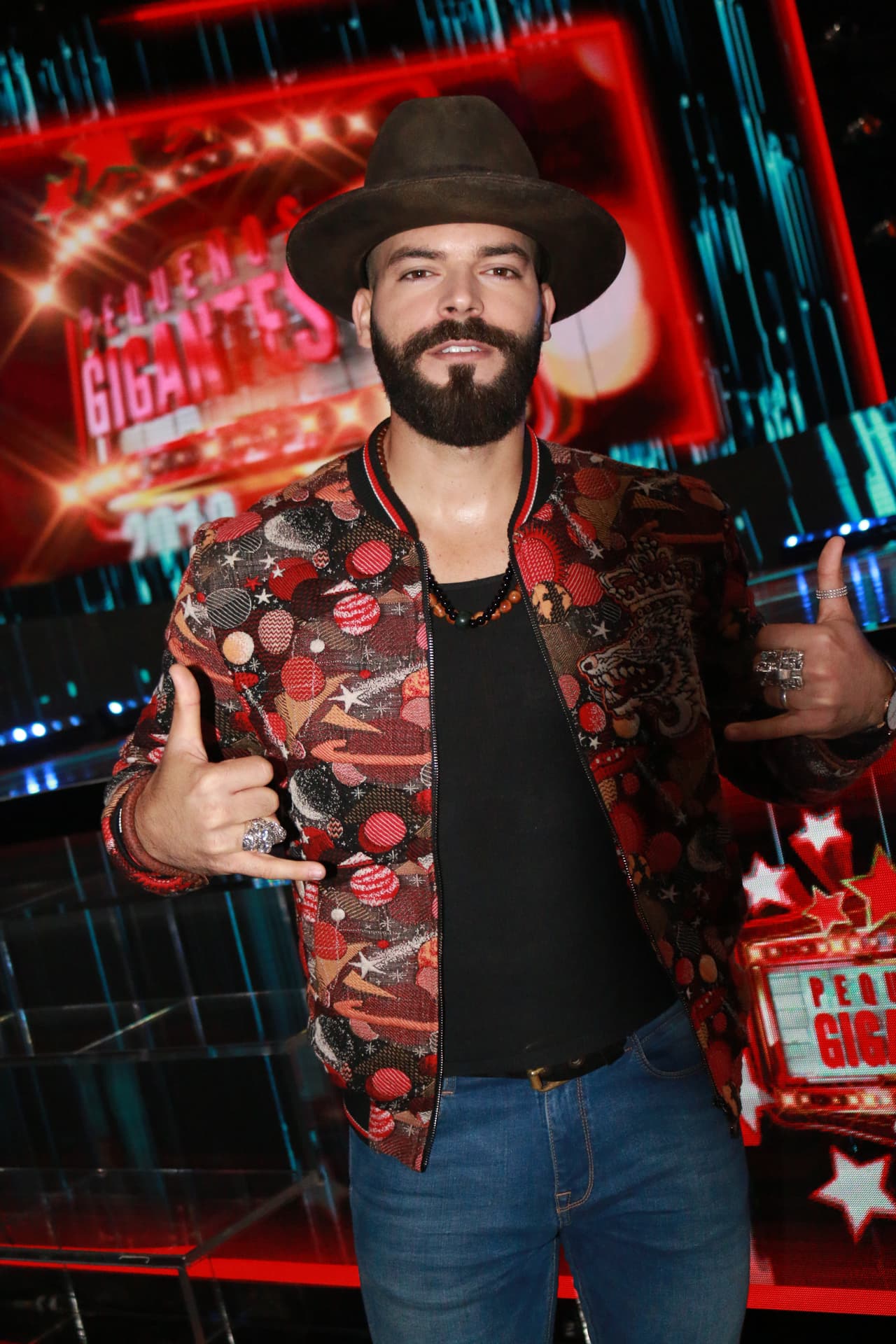 Adrián siempre llama la atención por sus atuendos a la moda. Su estilista es Álvaro Montaño. Aquí lo vemos con un sombrero del diseñador Gunner Fox quien ha diseñado para estrellas como Axl Rose, vocalista de Guns N Roses.