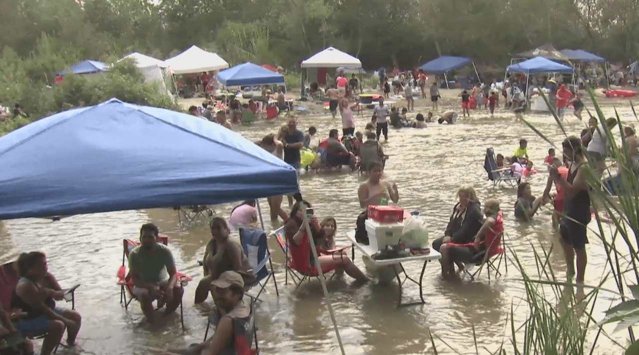 Cierran accesos a popular río en California por posible contaminación con bacteria mortal