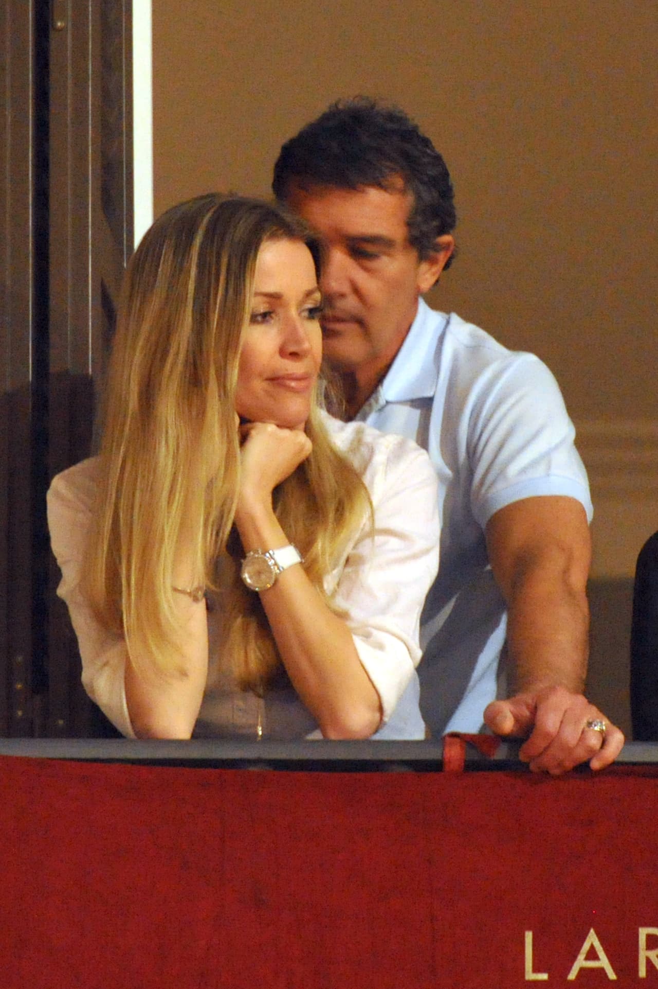 Y Antonio no le puede quitar las manos de encima a la rubia.