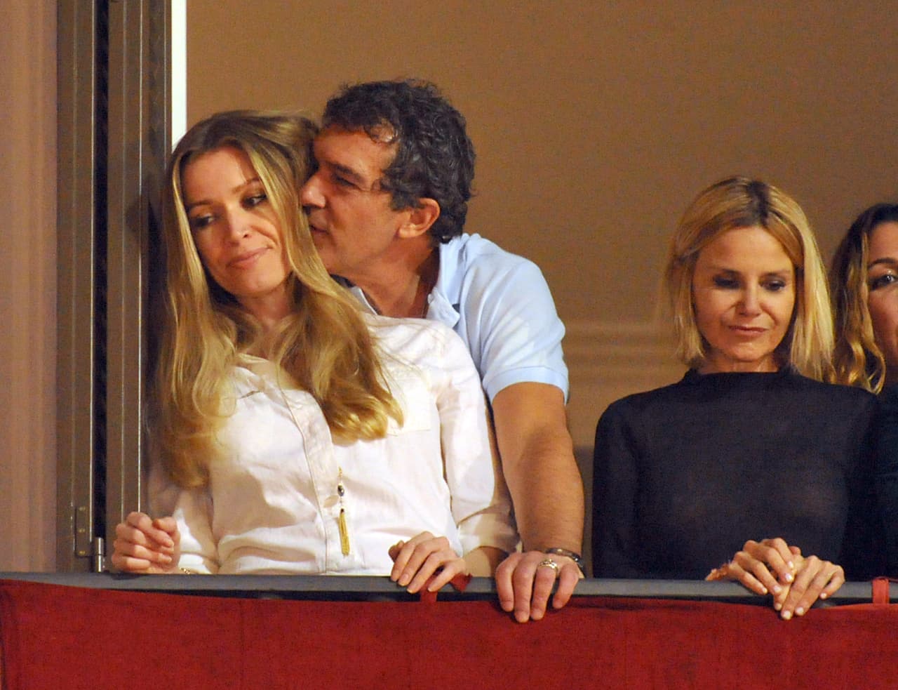 El actor se la come a besos.