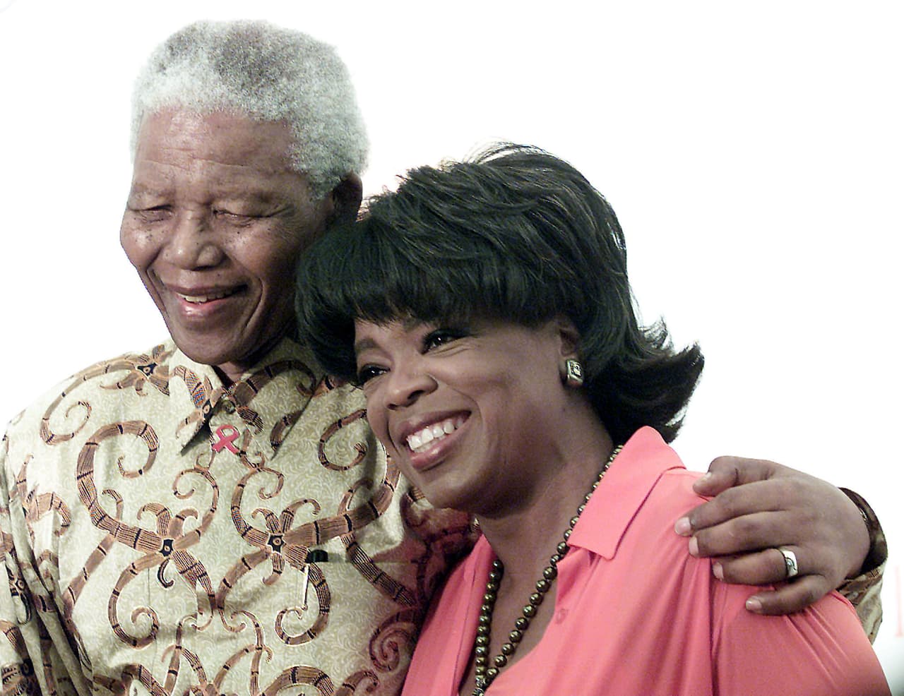 <b>Mirada a África. </b>Los programas de ayuda impulsados por Winfrey han ido más allá de las fronteras de EEUU. En la fotografía de 2002, la presentadora acompaña al ex presidente surafricano Nelson Mandela en Johannesburgo, Sudáfrica, en un evento de la Academia de Liderazgo Oprah Winfrey, fundada en ese país.