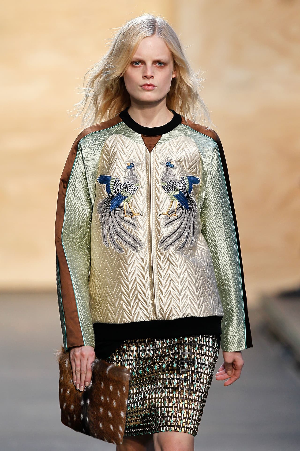 2. De lado: Crea una raya de lado, toma como referencia la parte más alta del arco de una de tus cejas, desde ahí traza la línea de tu peinado. Inspírate en la propuesta que Proenza Schouler presentó en Nueva York.