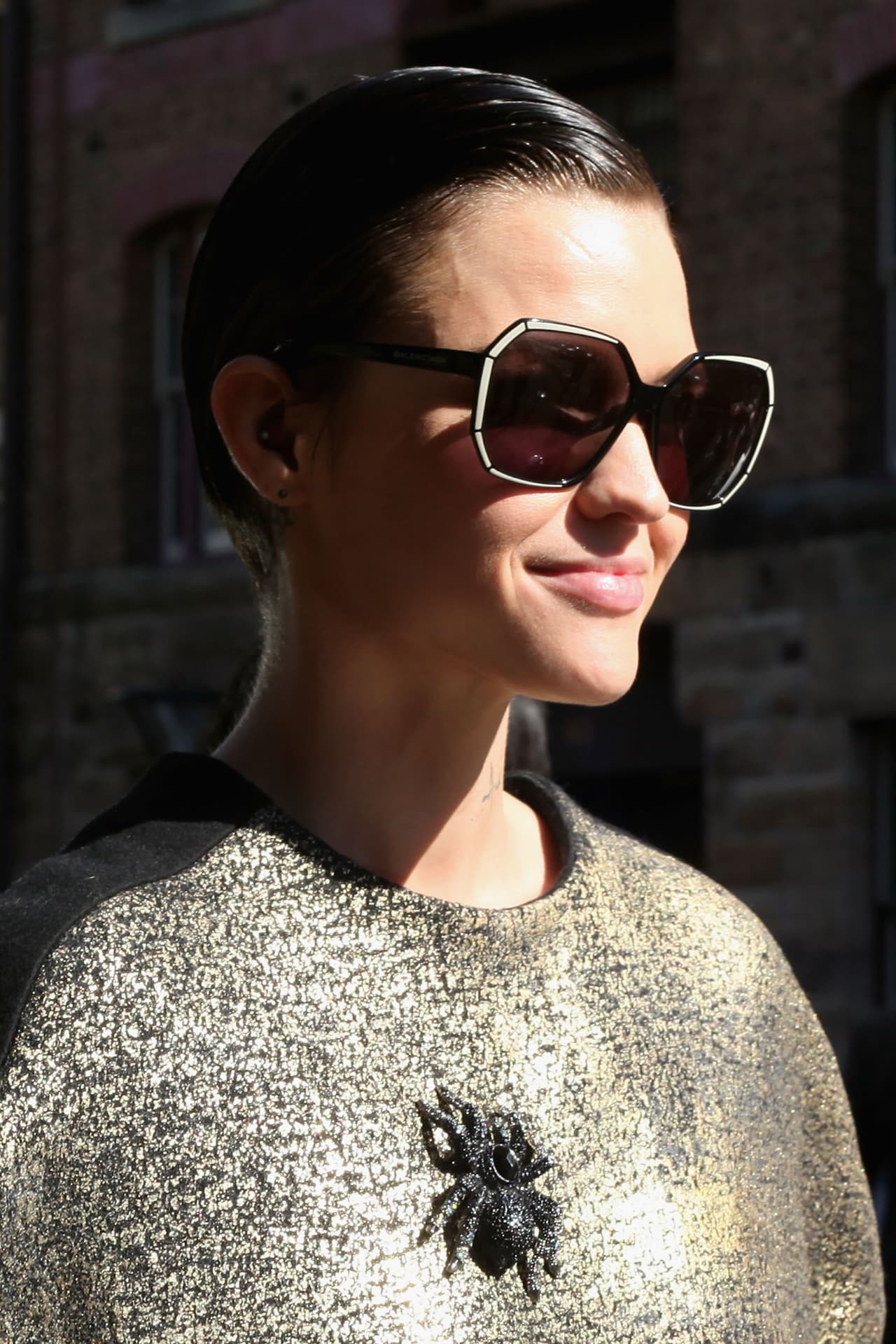 8. Albercazo: Es el equivalente moderno al noventerísimo “wet look”. Lo más importante es que parezca que tu pelo esta mojado y desaliñado como si te acabaras de salir de la alberca. Para lograr este efecto, aplica sobre el pelo húmedo una cantidad abundante de gel y péinalo hacia atrás. Toma como referencia el look del desfile de Kenzo y DSquared2 que presentarion en la semana de la moda de París.