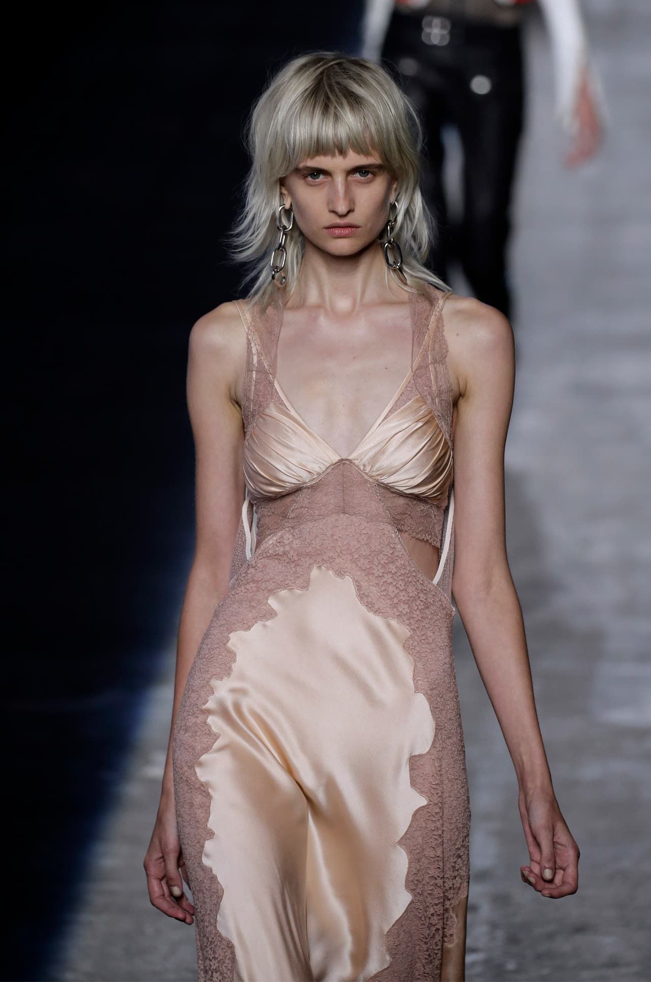 5. Flecos: Un clásico noventero se reinventa para apoderarse del 2016. La tendencia fue muy clara en las pasarelas de Acne, Alexander Wang y Rebecca Minkoff. El fleco no nos queda a todas, por lo que te recomendamos que tomes en cuenta la forma de tu cara. Puedes ver en Trucos Belleza ( http://trucosbelleza.es/que-flequillo-te-sienta-mejor/ ) el que te queda mejor.