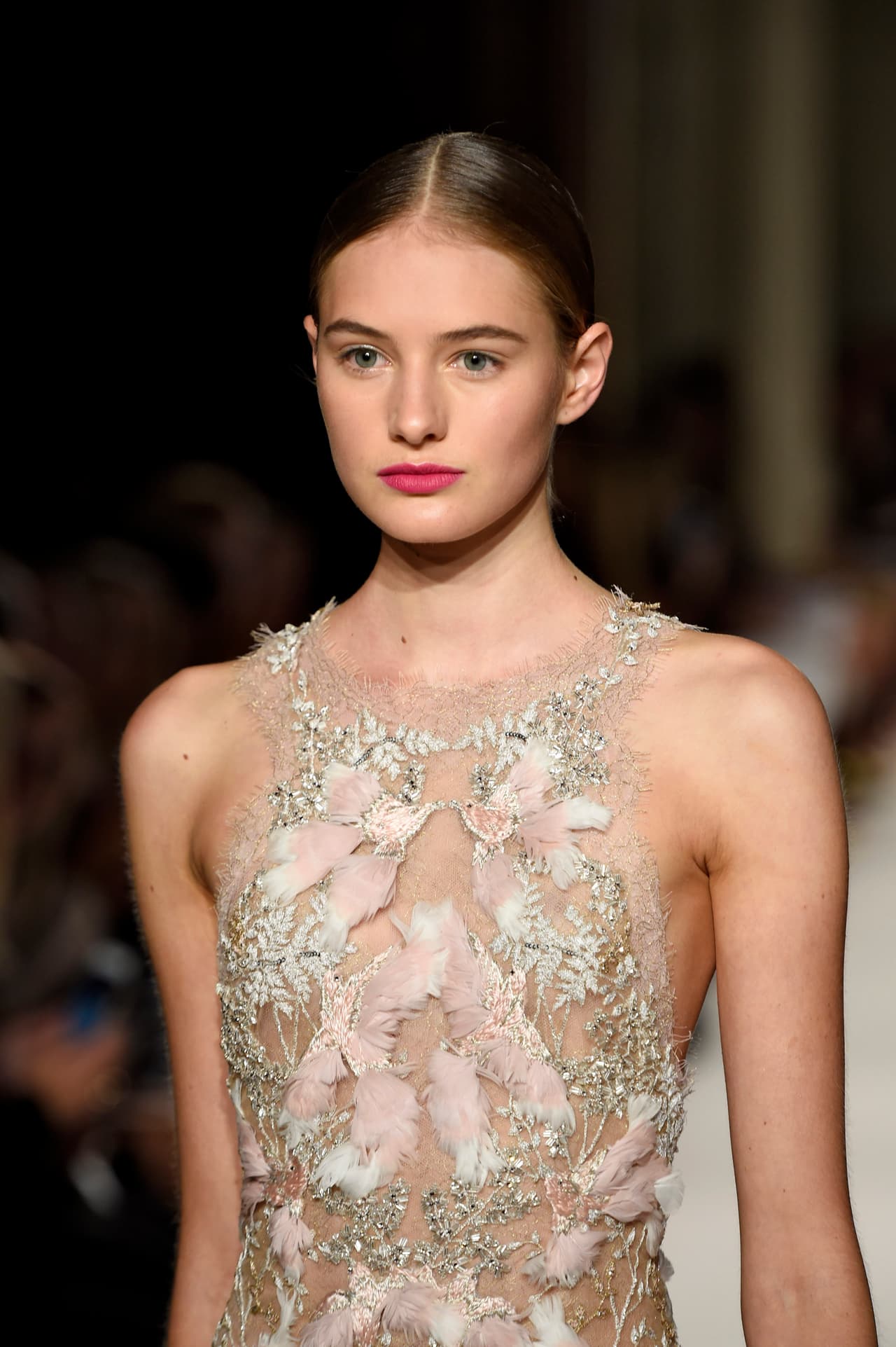 3. Ballet bun: Esta temporada el chongo de bailarina regresa con fuerza. Al llevar este peinado la cara queda despejada por lo que es muy importante que cuides tu maquillaje. Este elegante recogido lo vimos en el desfile de Marchesa.