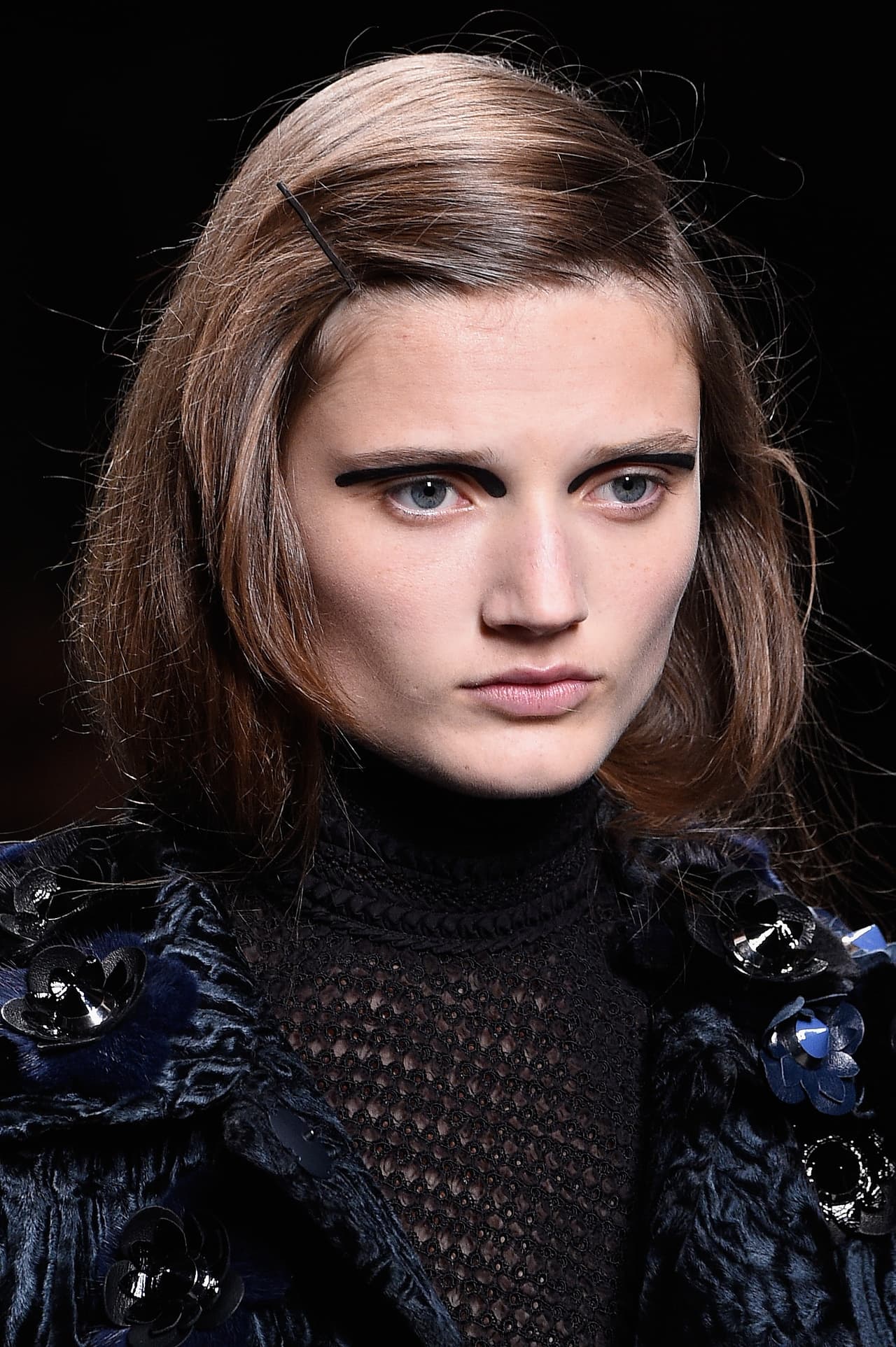 10. Faux bob: No sacrifiques el largo de tu pelo, si lo tienes muy largo, haz una cola baja y floja. Enrolla el pelo hacia adentro y escóndelo por debajo para crear el efecto de tenerlo más corto. Para lograrlo necesitas unos bobby pins, ligas y un poco de spray.