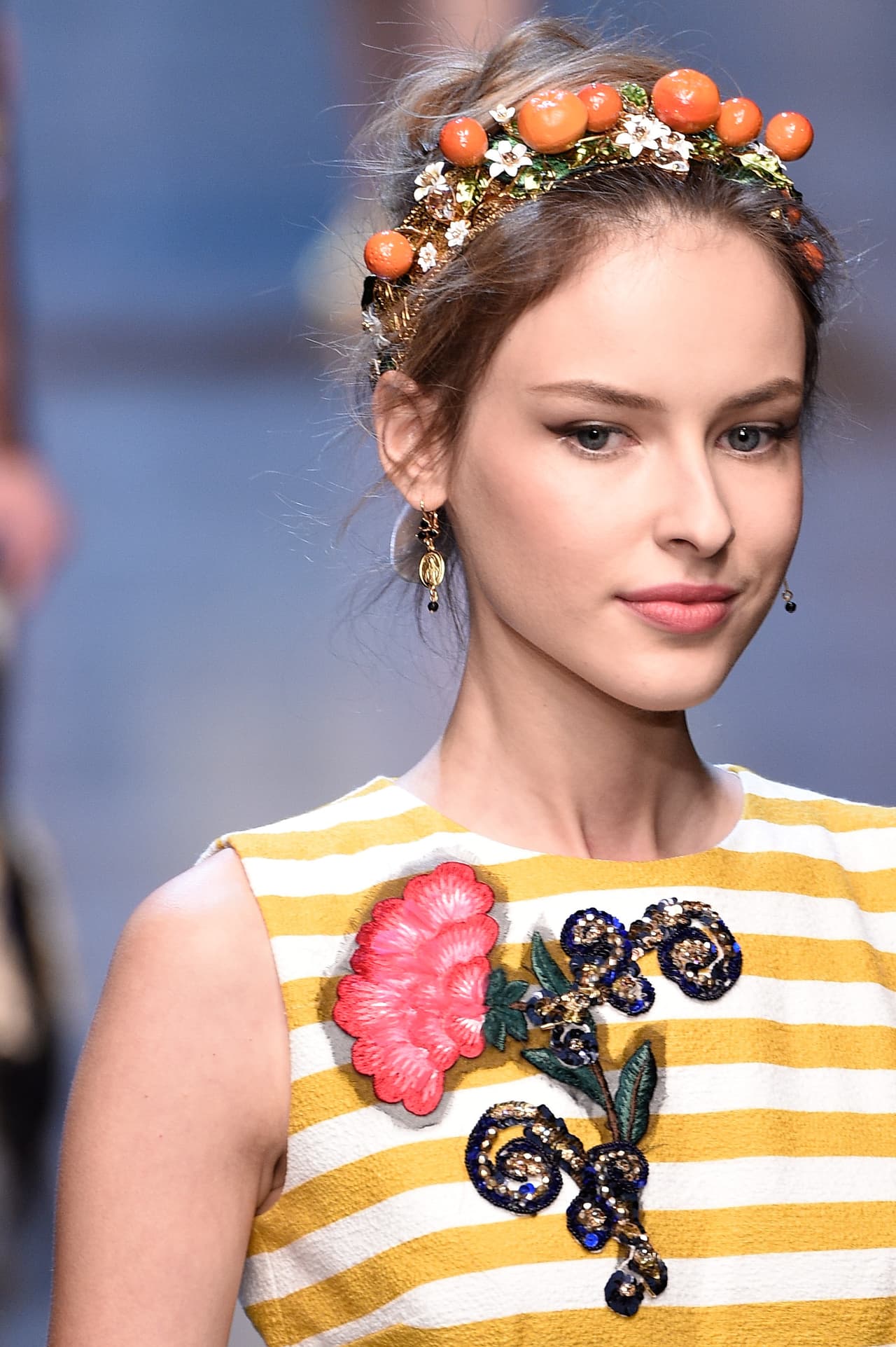 9. Artesanal: Dolce & Gabbana ha marcado tendencia en lo que se refiere a estilos de época. Y esta ocasión sus propuestas para 2016 incluyen accesorios con inspiración italiana y española. No temas agregar a tu chongo una diadema de seda con algún estampado, accesorio romántico o piezas de joyería antiguas.