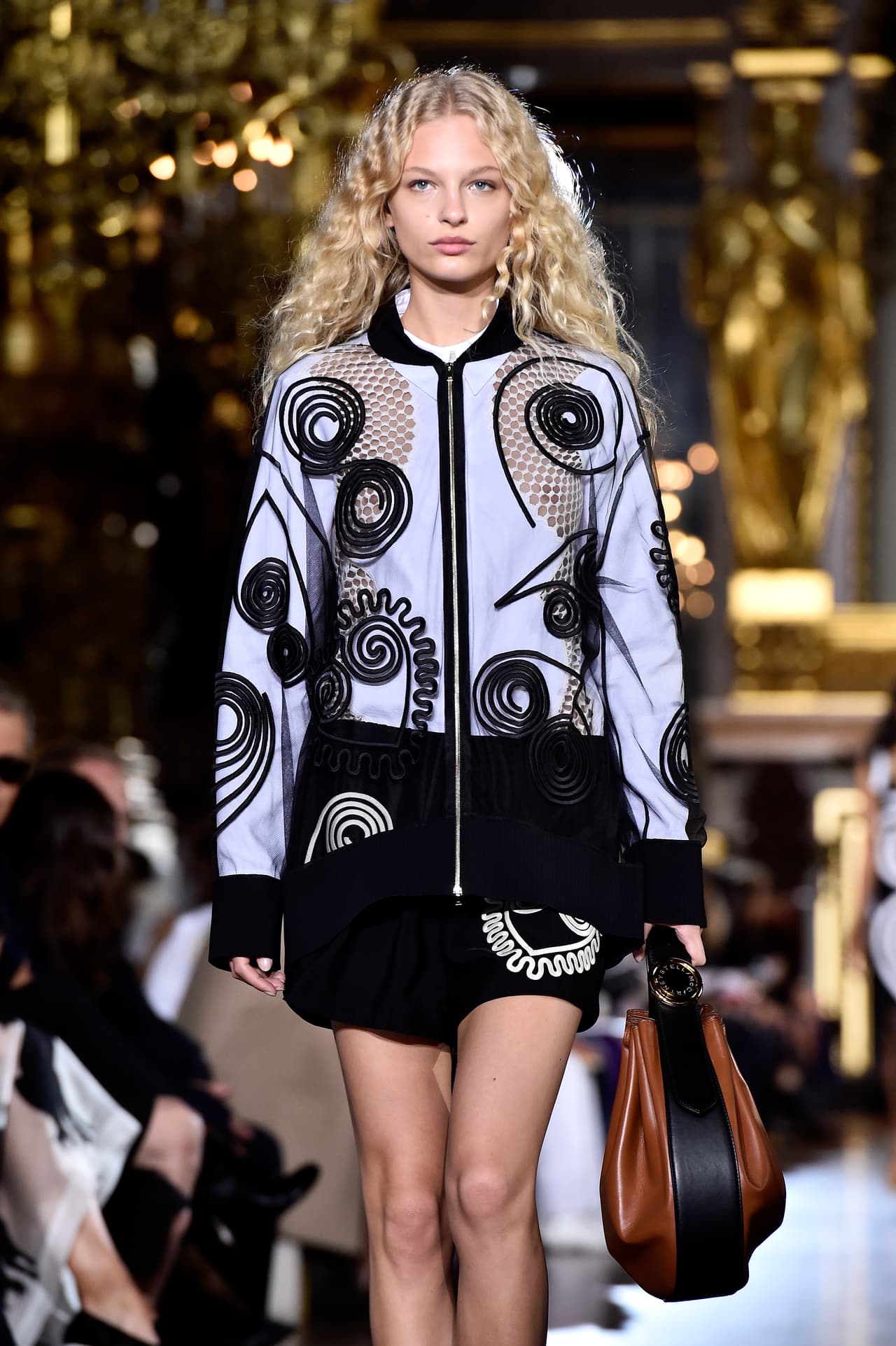 1. Ondas despeinadas: Para crear estas ondas necesitas una tenaza con tres tubos de grosores distintos. Riza todo el pelo, después aplica shampoo en seco en la raíz y crea volumen. Ese look lo vimos en el desfile de Stella McCartney en el pasado Fashion Week de París.