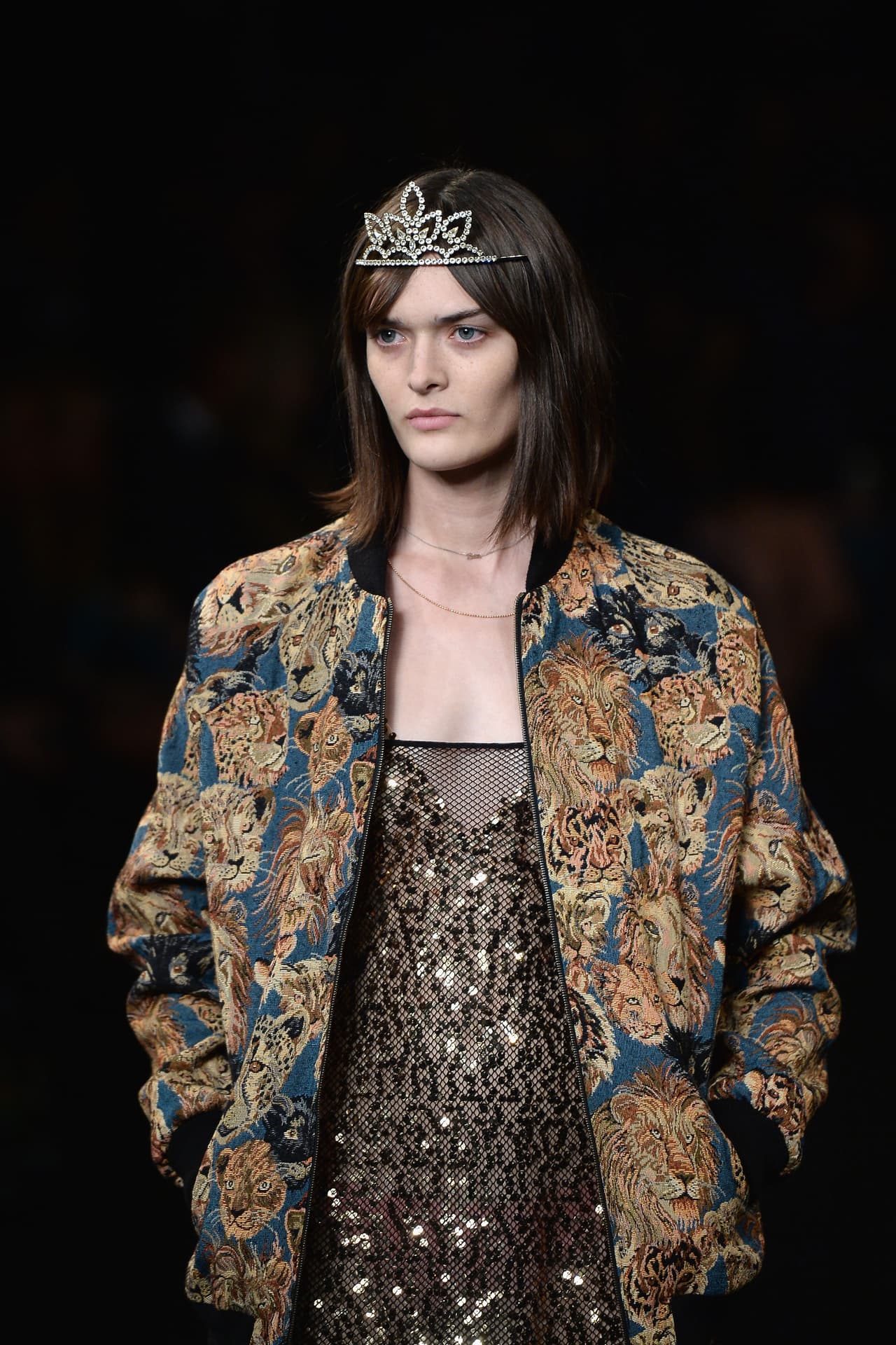 4. Accesorios mágicos: Lucir como princesa, ¡está de moda! Las tiaras y joyas en la cabeza marcan tendencia,tal como lo propuso Saint Laurent en su pasado desfile en Fashion Week. Te proponemos que si tienes este tipo de accesorios lo uses o compres uno como el de Dolce & Gabbana (https://www.net-a-porter.com/mx/en/product/642647/dolce___gabbana/gold-plated-swarovski-crystal-headpiece ) en net-a-porter.