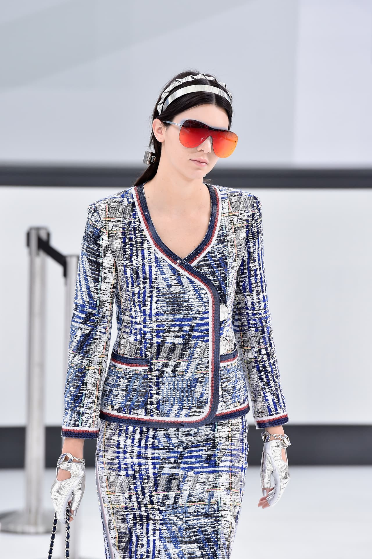 6. Low ponytail: Estas coletas las vimos en los desfiles de Chanel, Marni y Giles. Puedes llevar una o dos. Haz una raya en medio y que sujetalas justo a la altura del cuello.