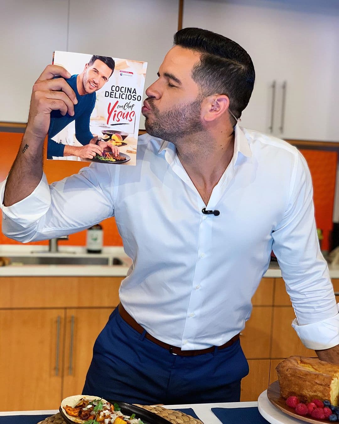 "Este libro es mi forma de agradecimiento hacia la cocina, por haber creado tantas oportunidades, por abrirme tantas puertas y permitirme entrar en sus hogares", dijo al compartir en estas imágenes el venezolano.