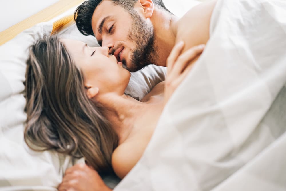<b>COMPATIBILIDAD SEXUAL DE ARIES CON TAURO:</b>
<br>Como buen signo de fuego, Aries quiere prender a todos. Tauro, como un tímido signo de tierra, puede parecer un tanto frío al inicio y será usualmente quien espere que Aries inicie la conexión. Una vez que discutan qué es lo que requieren del otro, Tauro se dejará querer y olvidará de todo para caer rendido ante Aries.