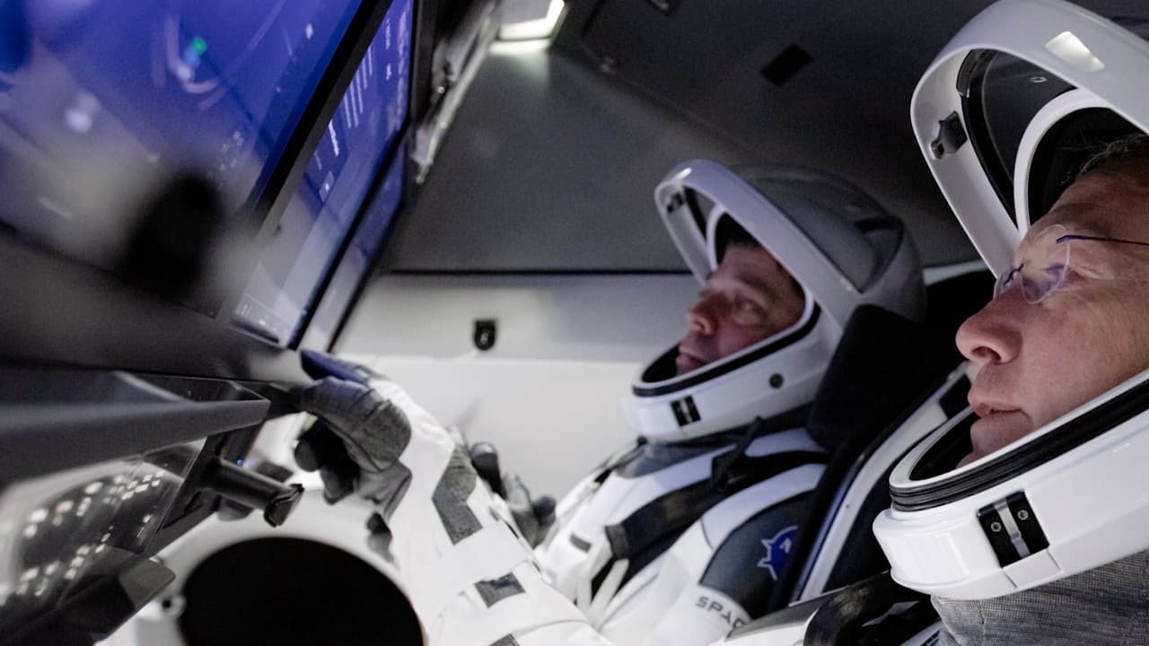 Llegan a la Estación Espacial Internacional los dos astronautas a bordo de la nave SpaceX 