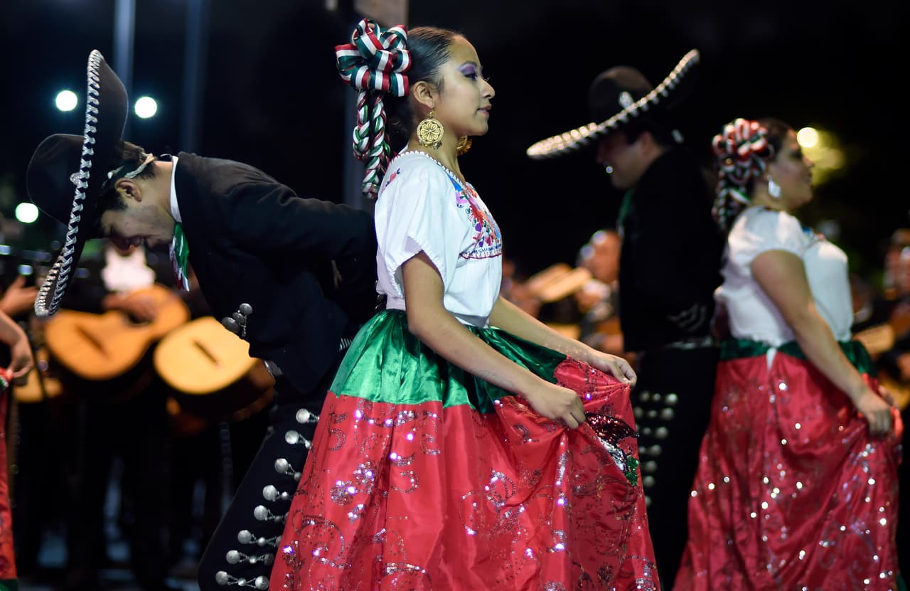 <b><a href="https://brit.org/brit-news/celebramos/" target="_blank">¡Celebramos! Jardín Botánico de Fort Worth:</a> </b>Una Celebración de la Herencia Hispana, del 15 de septiembre al 7 de noviembre, que incluye presentaciones y exhibiciones artísticas, oportunidades para cenar, hacer compras, ver proyecciones de películas y conmemoraciones del Día de Muertos. Los invitados disfrutarán de una presentación de la cultura mexicana a través del arte, las plantas nativas y el diseño de jardines en todo el campus. 
<a href="https://brit.org/brit-news/celebramos/" target="_blank">Ingrese aquí para más información.</a>
<br>
<br>