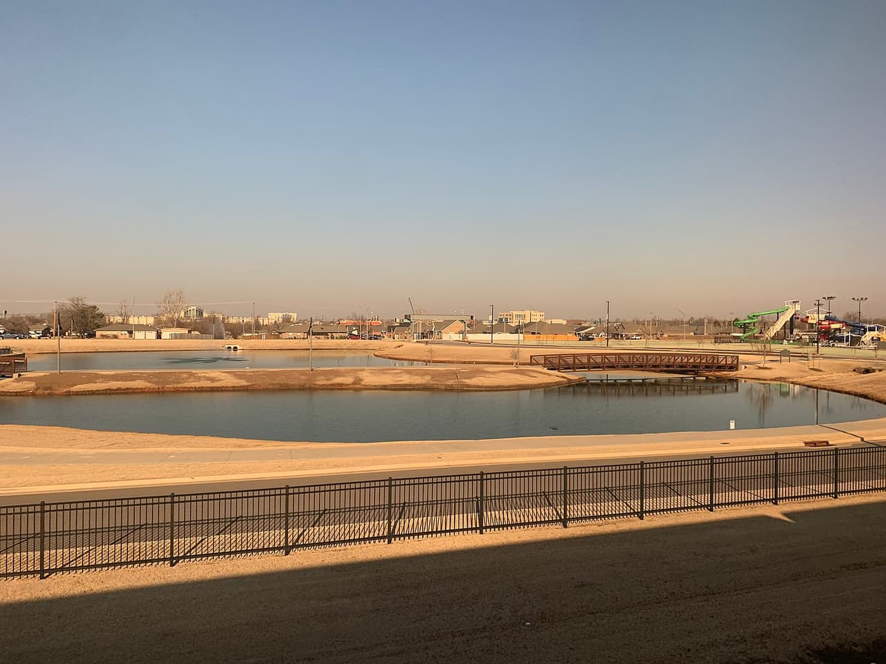 <h2 class="cms-H2-H2">5. Moore, Oklahoma</h2>
<br>
<br>🏠 
<b>Precio promedio de una vivienda:</b> $220,000
<br>
<br>🏠 
<b>Zona metropolitana:</b> Oklahoma City, Oklahoma
<br>
<br>Moore, de más de 63,000 habitantes, se ha convertido en otro de los destinos favoritos para quienes deseen comprar una nueva vivienda, de acuerdo con Realtor.com, que añade en su análisis que el 17% de su población tiene entre 25 y 34 años de edad. 
<br>