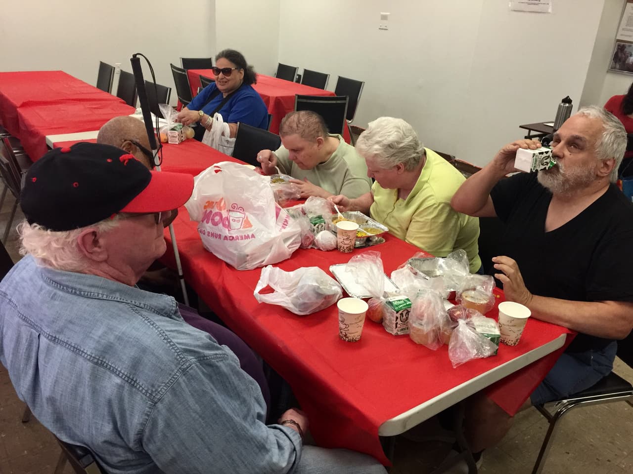 Ciegos hispanos relatan el terror que les causó el estallido frente a su hogar en Chelsea