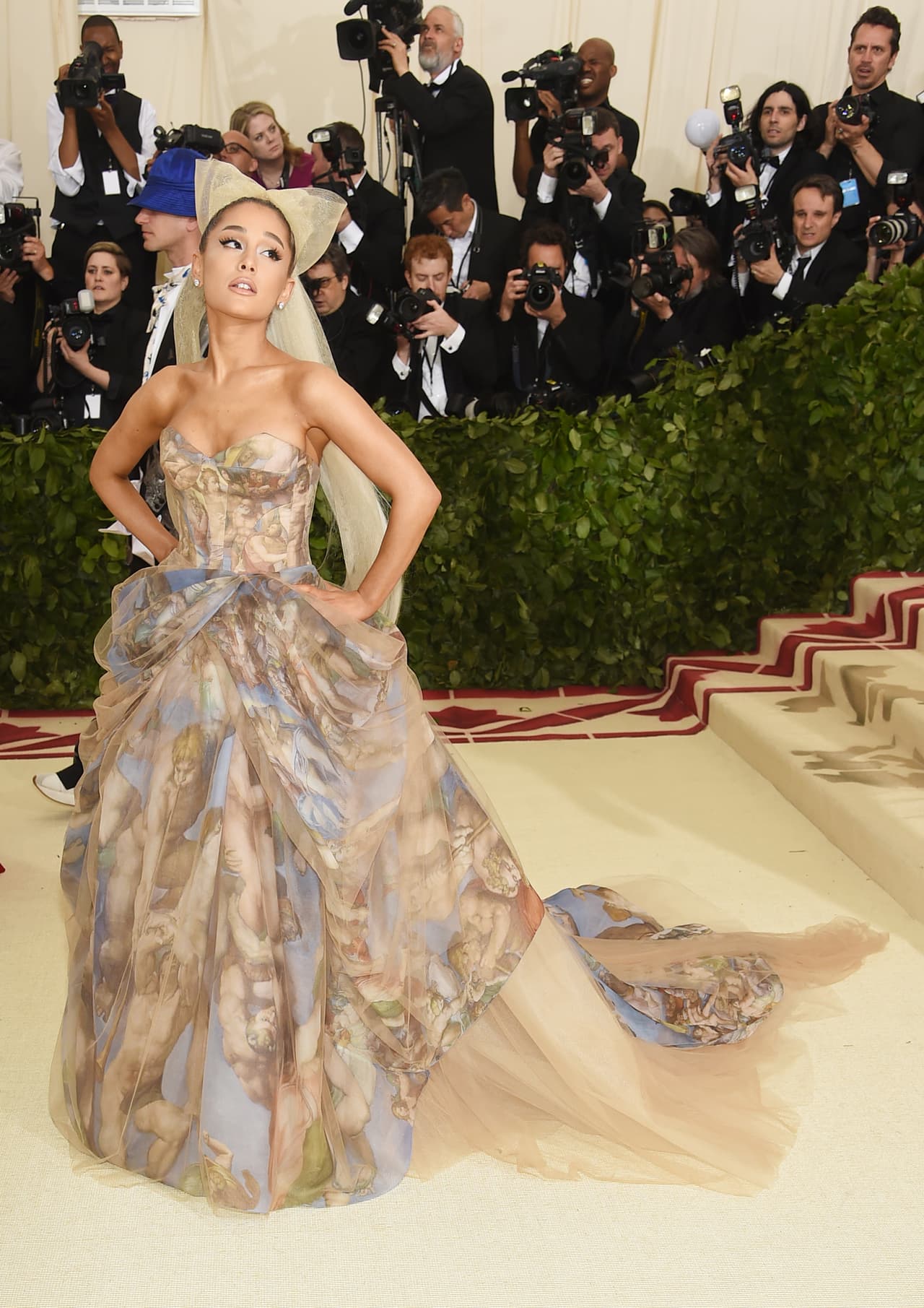 <b>Ariana Grande</b>: la artista también llegó con un vestido parecido a una obra de arte. 
<br>