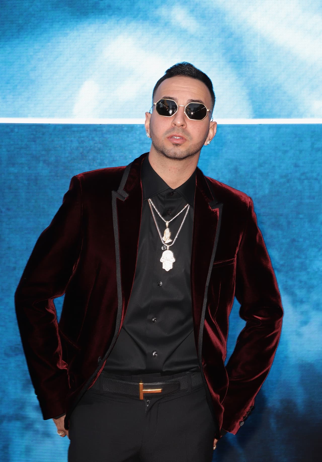El cantante Justin Quiles no perdió su estilo, pero le agregó un toque de elegancia con su saco de terciopelo en color vino.