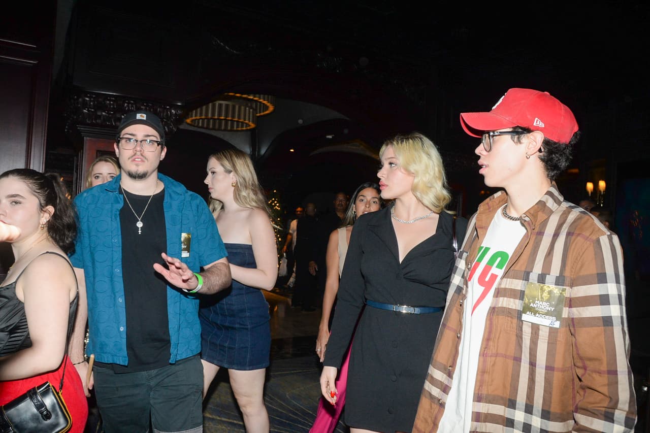 Los muchachos fueron fotografiados al llegar al concierto acompañados de sus respectivas novias. 
<br>