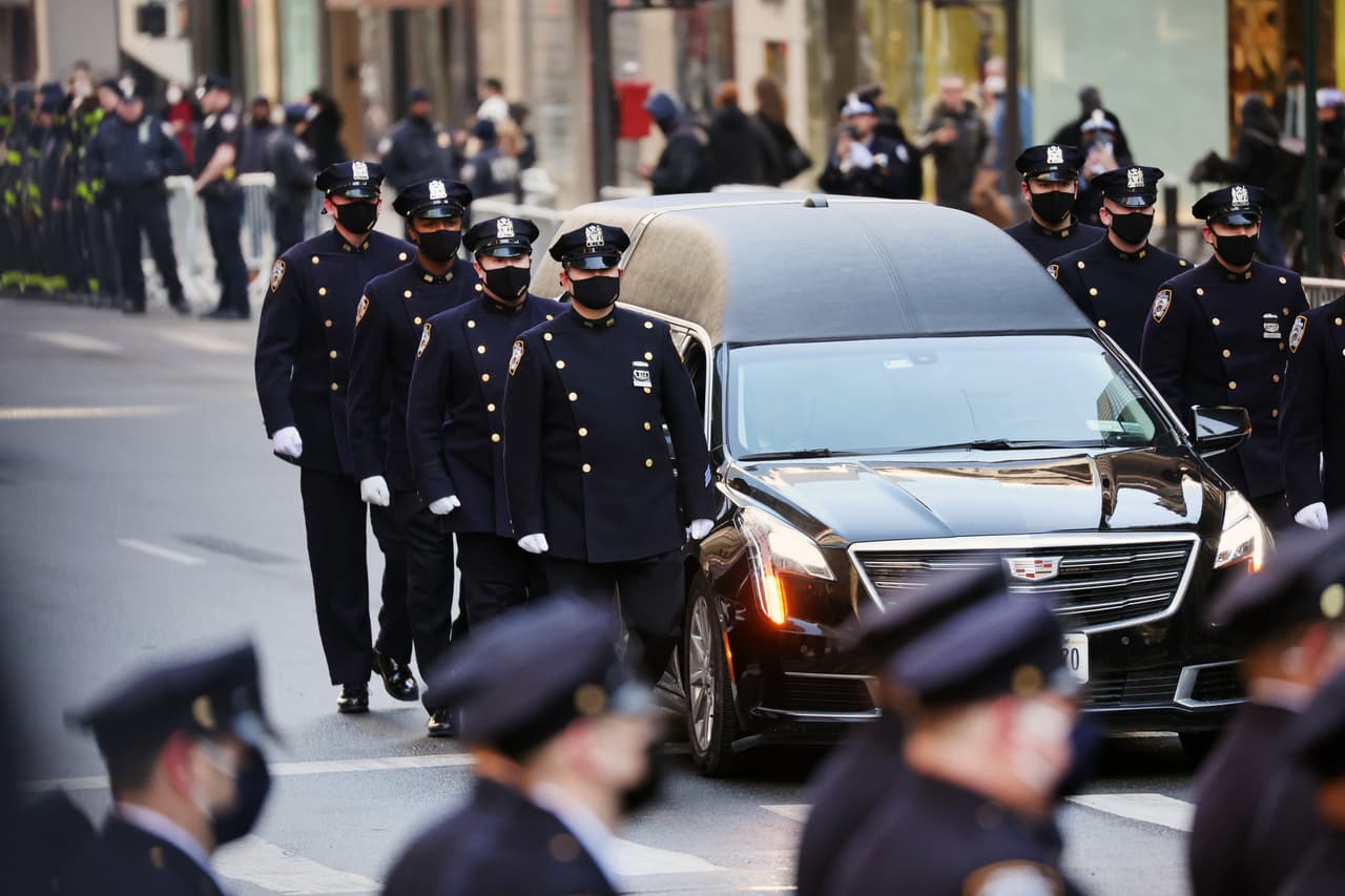 “Era un amable gigante”, dijo Rashad Mujumder, su amigo de la escuela secundaria. “La persona más grande de la habitación con el corazón más tierno”, ya que medía 6.3”.
<br>