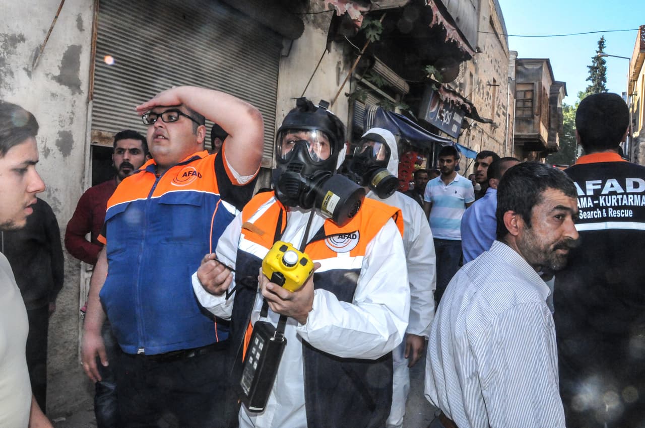 A las 6:30 de la mañana del 4 de abril de 2017, un bombardeo aéreo golpeó el centro de Khan Sheikhoun. La sospecha de que se trataba de agentes químicos se incrementó cuando las víctimas empezaron a presentar síntomas típicos de gases venenosos como las convulsiones y el ahogamiento.
<a href="http://cnnespanol.cnn.com/2017/04/06/el-bombardeo-quimico-que-motivo-el-ataque-de-ee-uu-cronologia-del-horror/"><b>Según testigos que hablaron con la BBC</b></a>
<b>,</b> cinco minutos más tarde otros tres ataques golpearon el centro de la ciudad sin presencia de gases pero aumentado las víctimas.