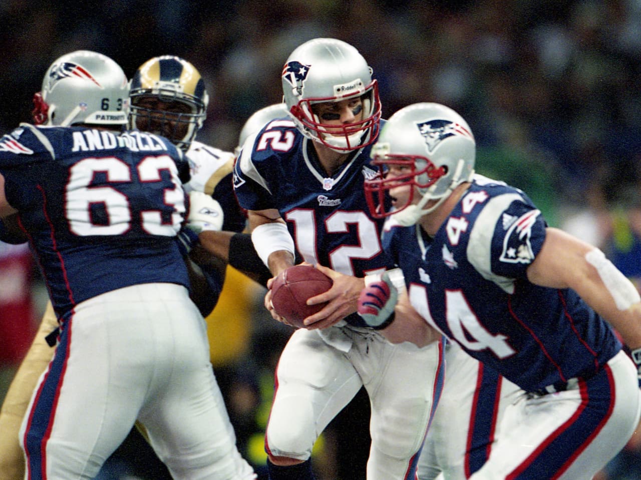 El Super Bowl XXXVI lo gananaron los Patriotas de Nueva Inglaterra, llevándose así su primera copa, vencieron a los Rams.